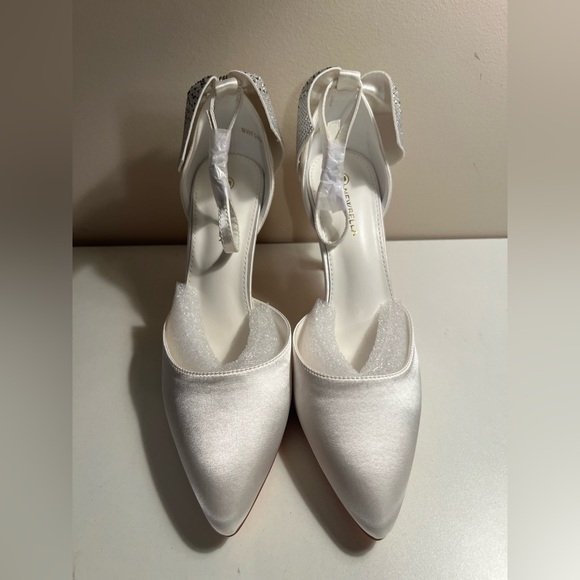 NIB NEWBELLA White Satin Pointed Toe Stiletto Heels w/ Bow Size 9 - Picture 2 of 9